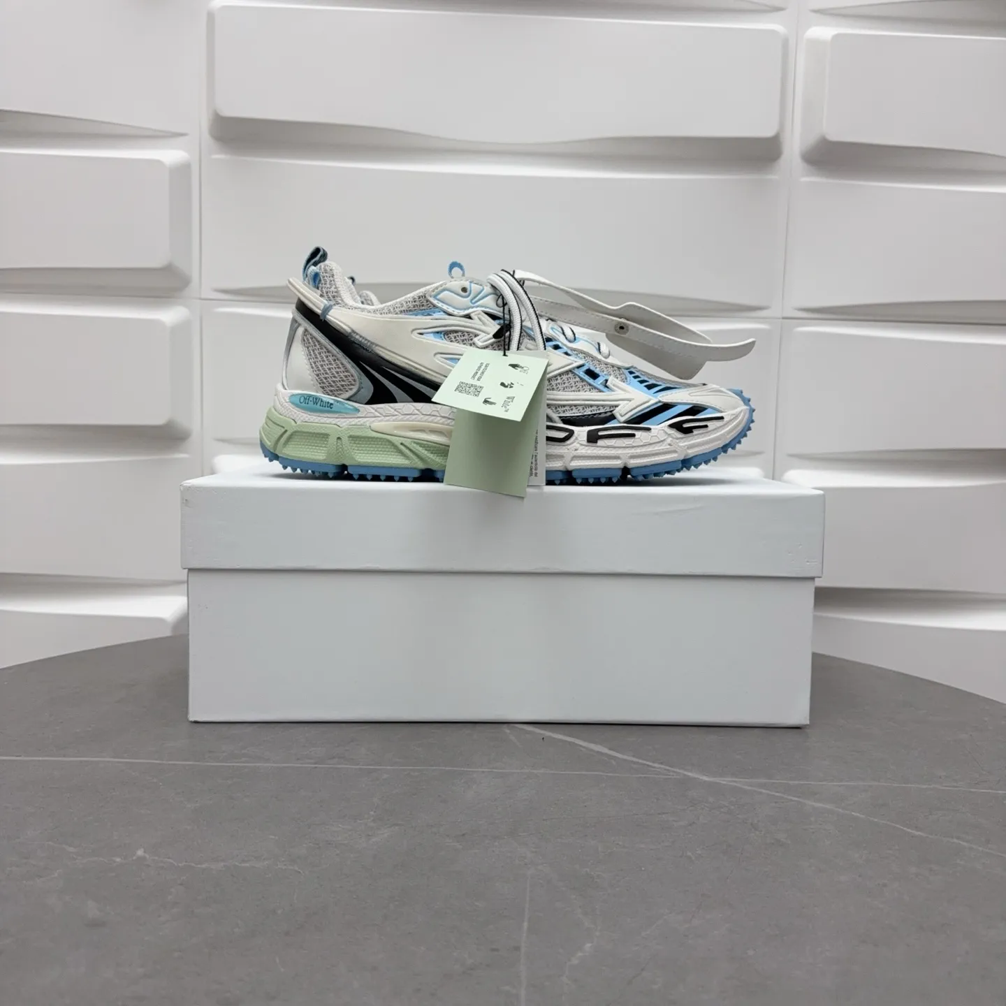 【off- white】P: 720💰Couple style👫, Size: 35-44 (Male 38.45.46 custom-made) High-quality version👊"Out of office" series original mold opening, original lasting, production process 1:1 original version ➰OFF GREY) OFF-WHITE Be Right Back Couple style👫Round toe lace-up arrow pattern low-top lifestyle casual shoes green. A running shoe called the "Be Right Back" sneaker. The design of this sneaker is inspired by Japanese sports aesthetics and craftsmanship, with running performance and principles at its core.